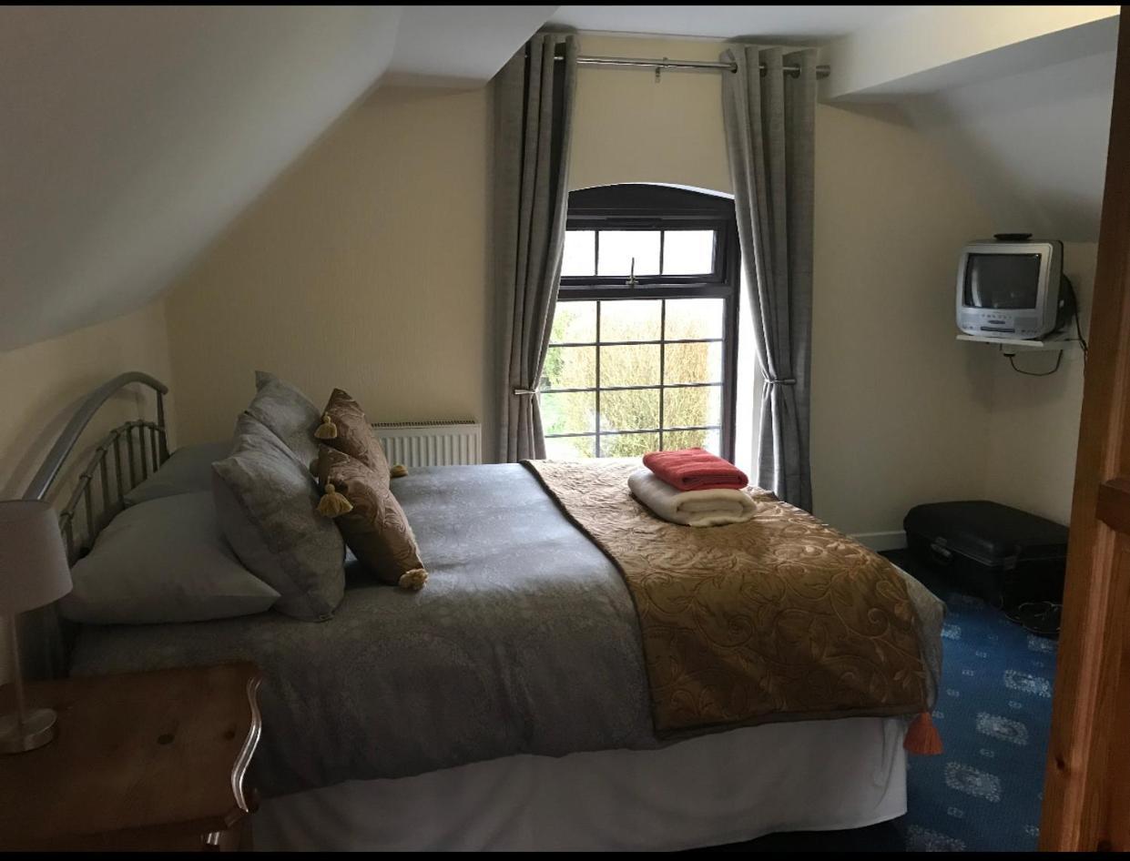 The Dog & Doublet Inn Kingsbury Экстерьер фото