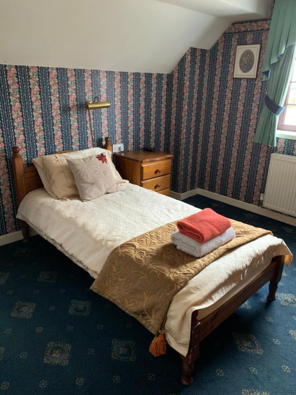 The Dog & Doublet Inn Kingsbury Экстерьер фото