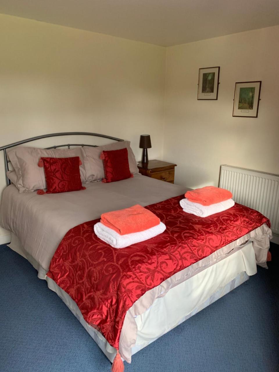 The Dog & Doublet Inn Kingsbury Экстерьер фото